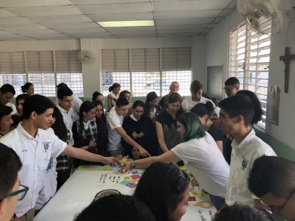 The students of San Conrado work on sharing their experiences and what they love about Ponce