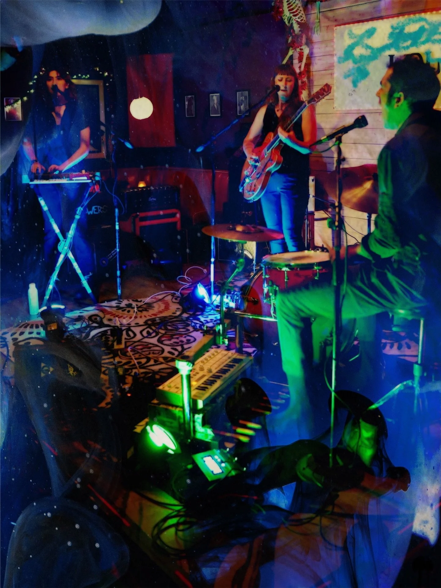 This THURSDAY @the_little_darlin ✨ 9/25 with @totaldiamondsband 😎 @borntwinsmusic starts off the night at 8pm!! Free, all ages, and that &ldquo;cold front&rdquo; just came in. Come get some dinner and hang out for drinks and music with us!
