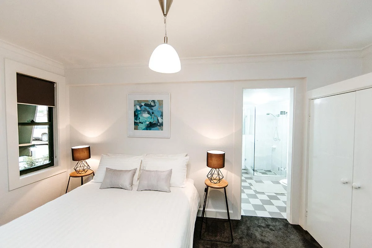 family-accommodation-berry-nsw-the-berry-inn-main-bedroom-1.jpg