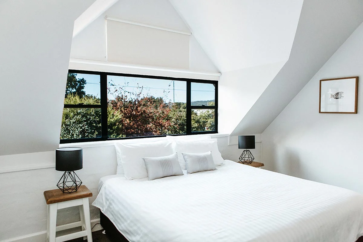 king-balcony-suite-bedroom-berry-accommodation.jpg