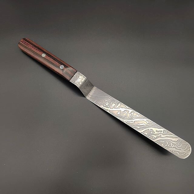 This turned out to be a pretty fun build. This 8&quot; offset pastry spatula/knife is made of 1095 and 15N20 twist pattern Damascus. The handle is made of purple heart and wenge. The thickness of the metal is under 1mm (0.039&quot;). I really like ho