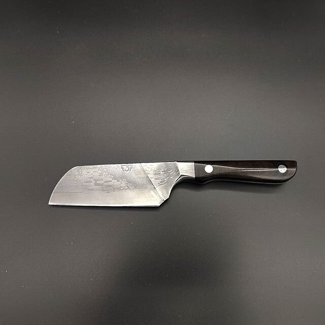 Noticed a friend liked using small knives so I made this little chopper for cutting up herbs and garlic and the like. It is made of ball bearing Damascus with a solid 1095 edge. The handle is made of ziricote.  #forging #blacksmithing #bladesmithing 