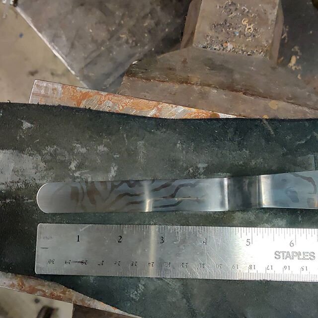 So little! Requested mini offset. Still in process and only did a light etch.  #forging #blacksmithing #bladesmithing #bladesmith  #skilledtrade #bladesmiths #knifetrade #knifemaking #knifemakers  #damascussteel #damascus 
#kitchenknives #knifelovers