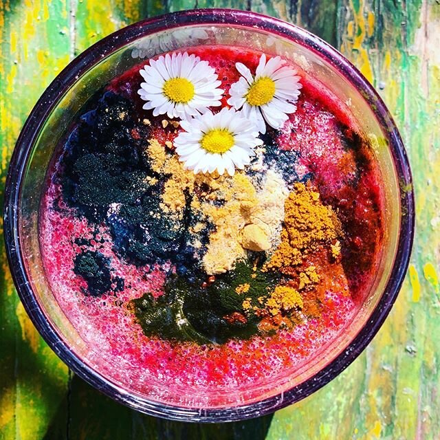 I woke this morning and really wanted a healthy juice. So I started the day with this pretty vegetable juice smoothie. I used beetroot, celery, broccoli, apple, spinach, lemon and topped with seaweed and superfood powders for added energy. 
I think o