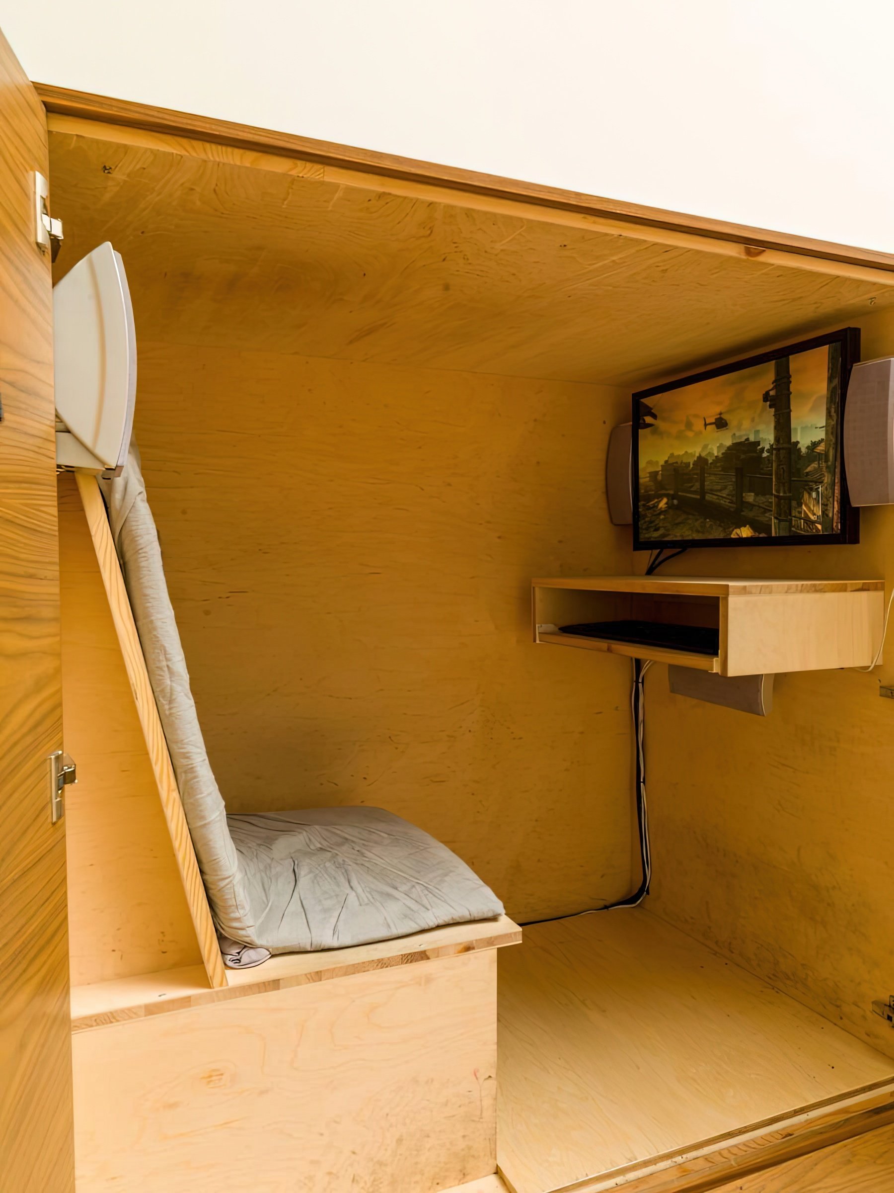  Jon Rafman,  A Man Digging , Cabinet, pillow, key board, digital video, 5.1 stereo, 2013  © Moderna Museet  