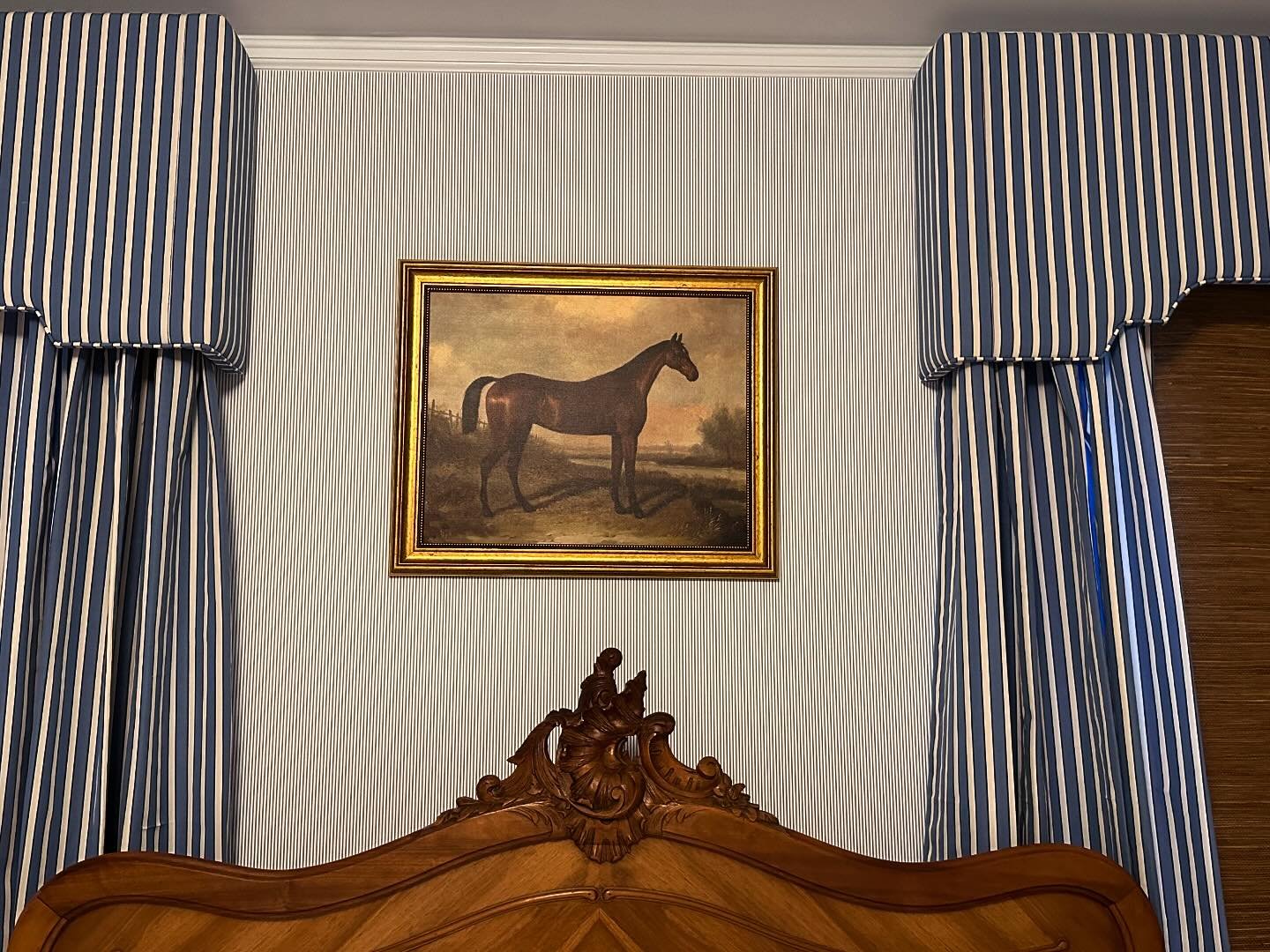 When stripe on stripe isn&rsquo;t Faux pas 💁🏼&zwj;♀️

#design #curtains #horse #stripes #wallpaper