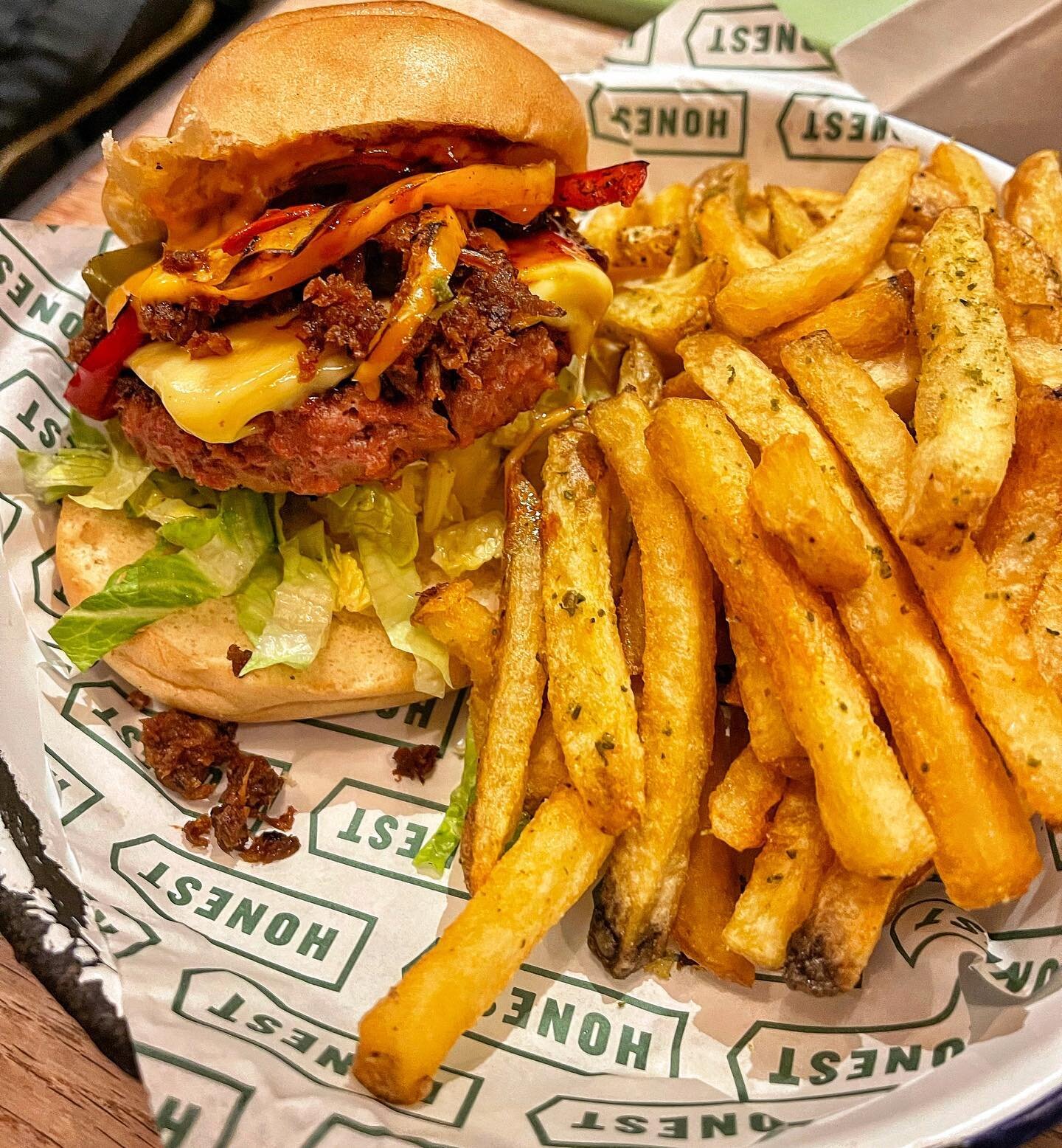 GF VEGGIE BURGER PORN 😛
When @honestburgers got rid of the teriyaki plant I was teri-angry, but now it&rsquo;s back I&rsquo;m SO teri-appy 😏🍔(I&rsquo;ll see myself out)
This is my faaaave on the menu and you need to try it - covered in pulled shii