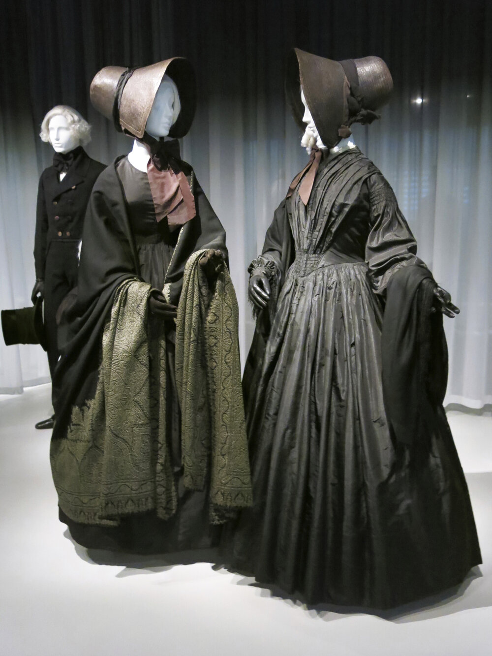 American mourning dress with bonnets c1845.jpg