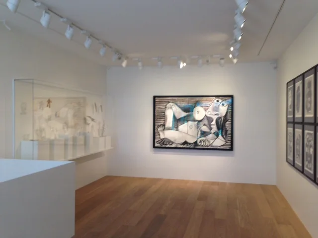  SALLE AVEC PRESENTATION DES FIGURES EN PAPIER PLIE 