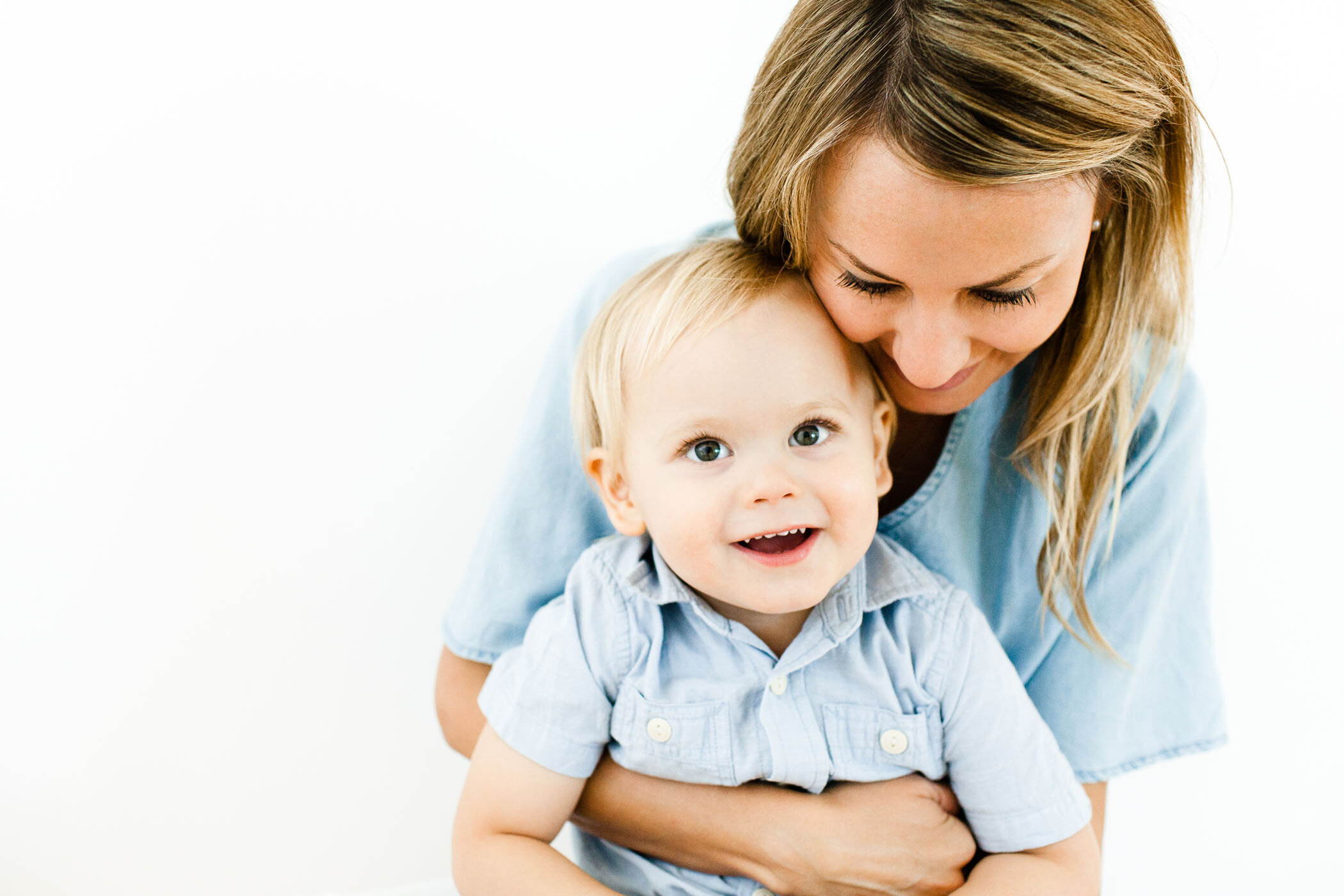 modern-natural-light-studio-motherhood-siblings-photography-tucson_fletcher-and-co 023.jpg