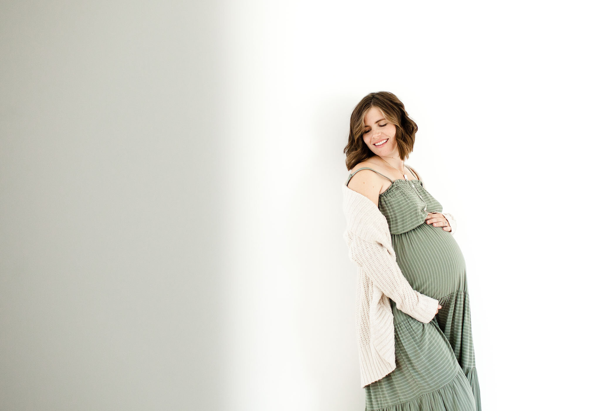 cozy-winter-maternity-studio-session-tucson_fletcher-and-co-motherhood_henn 018.jpg
