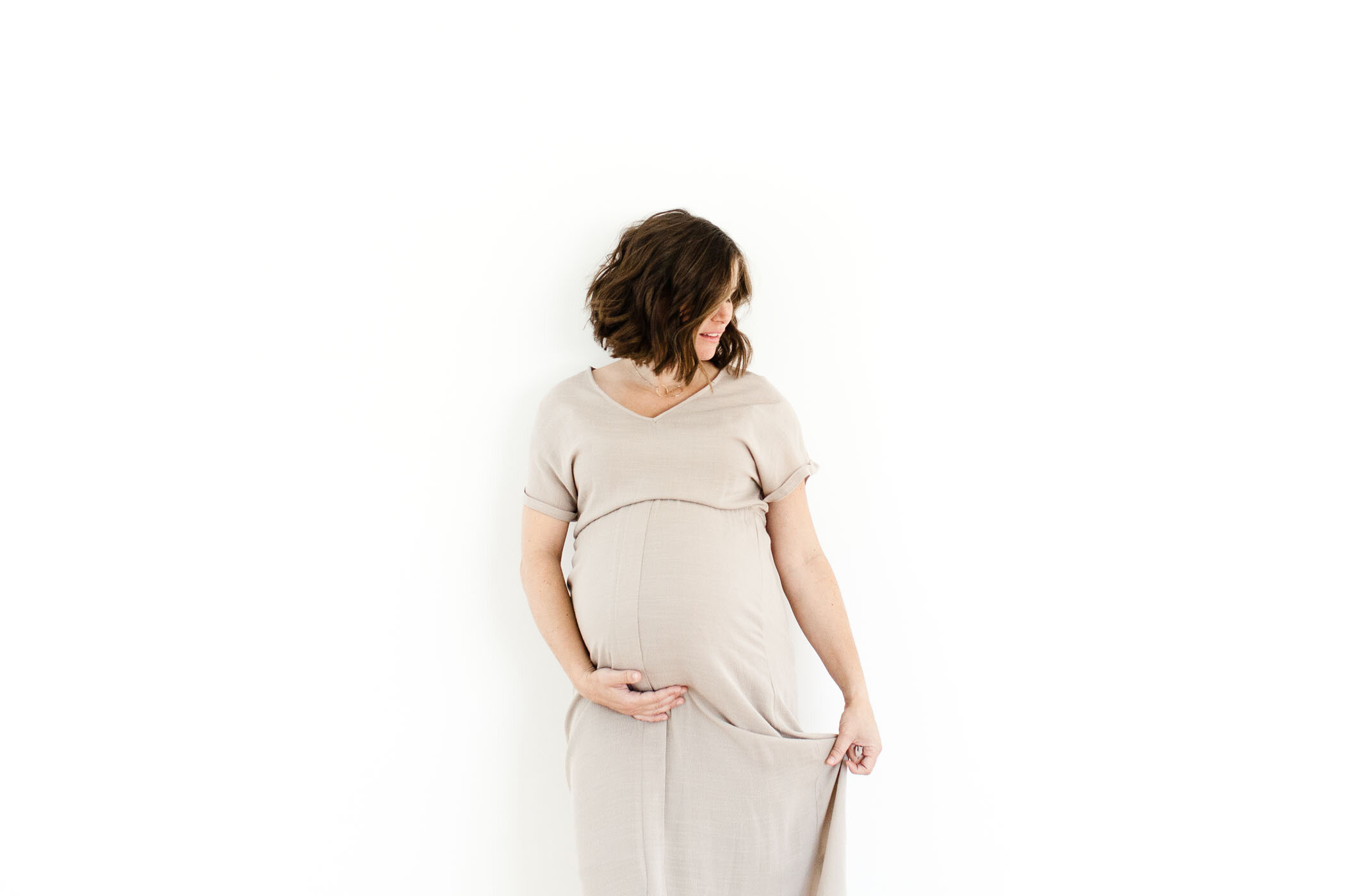 modern-neutral-maternity-studio-session-tucson_fletcher-and-co-motherhood_henn 002.jpg