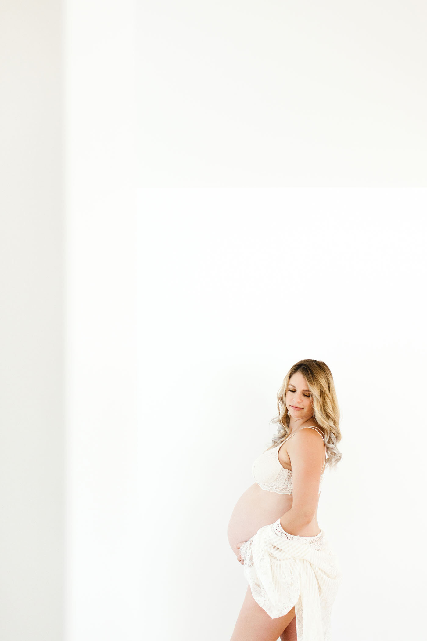 modern-bare-belly-maternity-studio-session_fletcher-and-co-motherhood-tucson_herman 008.jpg