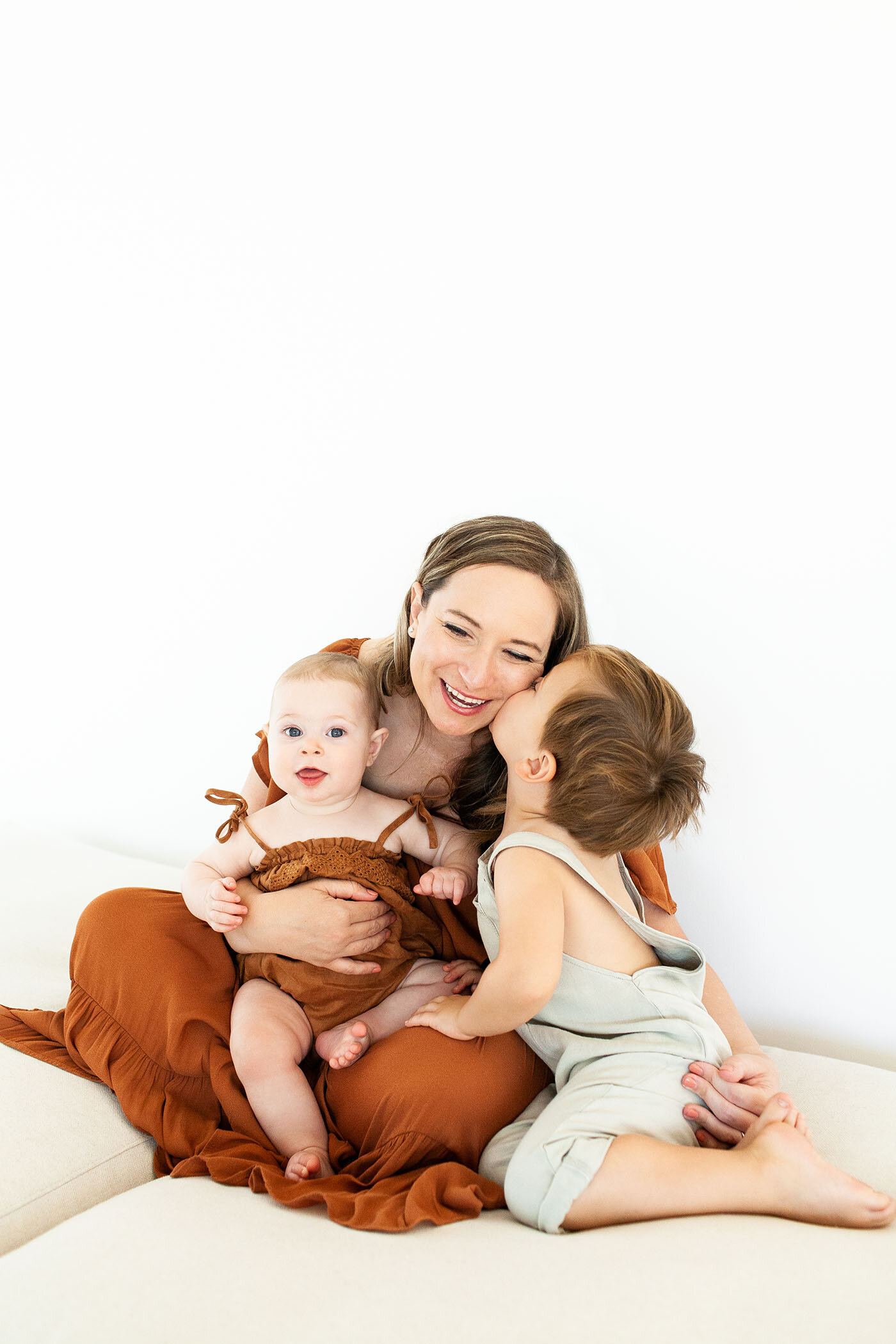 fletcher-and-co-tucson-motherhood-portrait-studio-session-with-siblings_rothschild 003.jpg