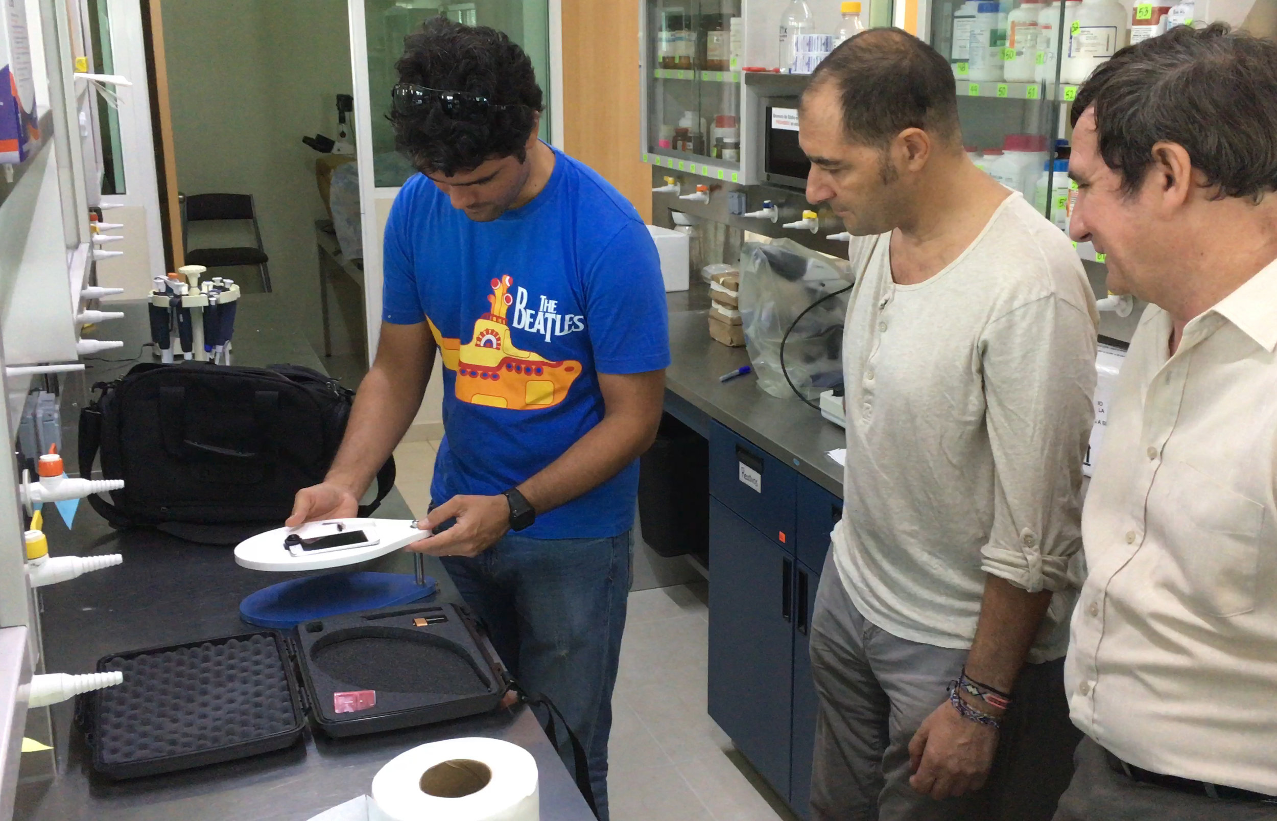 Rodrigo demonstrates how to use our device to researchers in a laboratory in Merida Mexico.