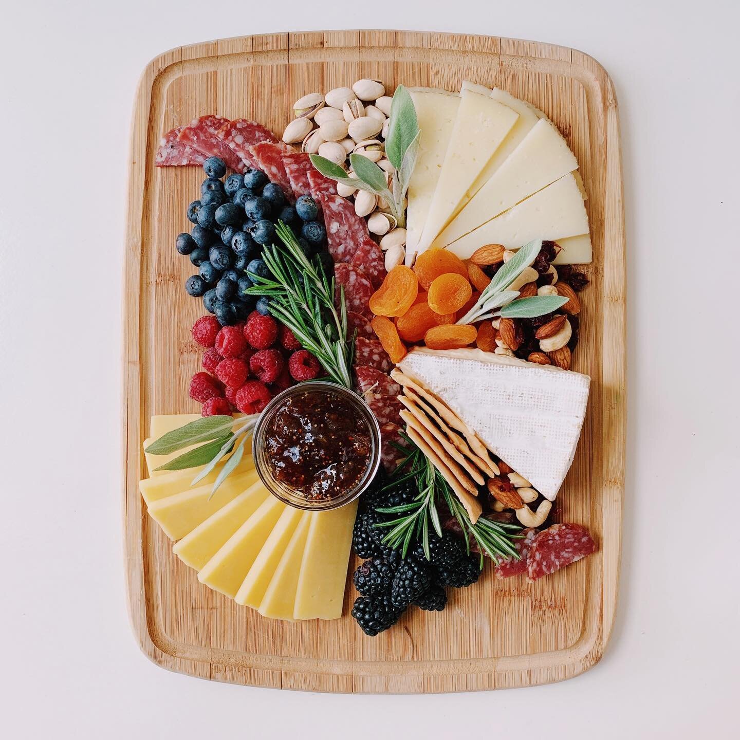 SWIPE TO BUILD ➡️ That &ldquo;Back To Basics&rdquo; Plate&nbsp;as seen on @thatcheeseplate and @goodmorningamerica today! This is the first plate in my book, an easy plate for beginners. 

KEY
Plate: 11 x 17 Cutting Board + 4oz Ramekin 

1 - CHEESE: 