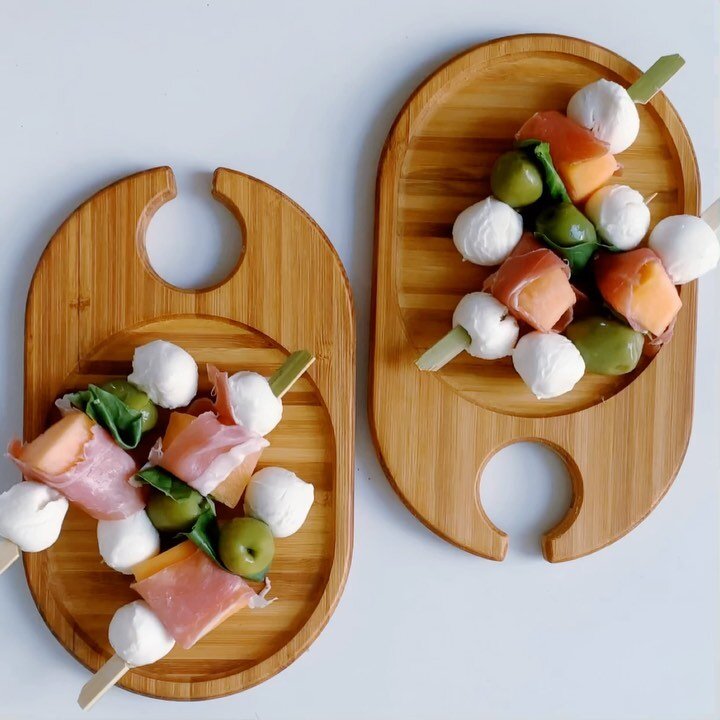 HOW TO: Mozzarella Skewers ⚪️🌿This is a perfect snack for the end of summer, covering many elements of the flavor spectrum. Use bamboo toothpicks for easy serving! 

1 - CHEESE: Mozzarella Balls
2 - MEAT: Prosciutto
3 - PRODUCE: Melon + Castelvetran