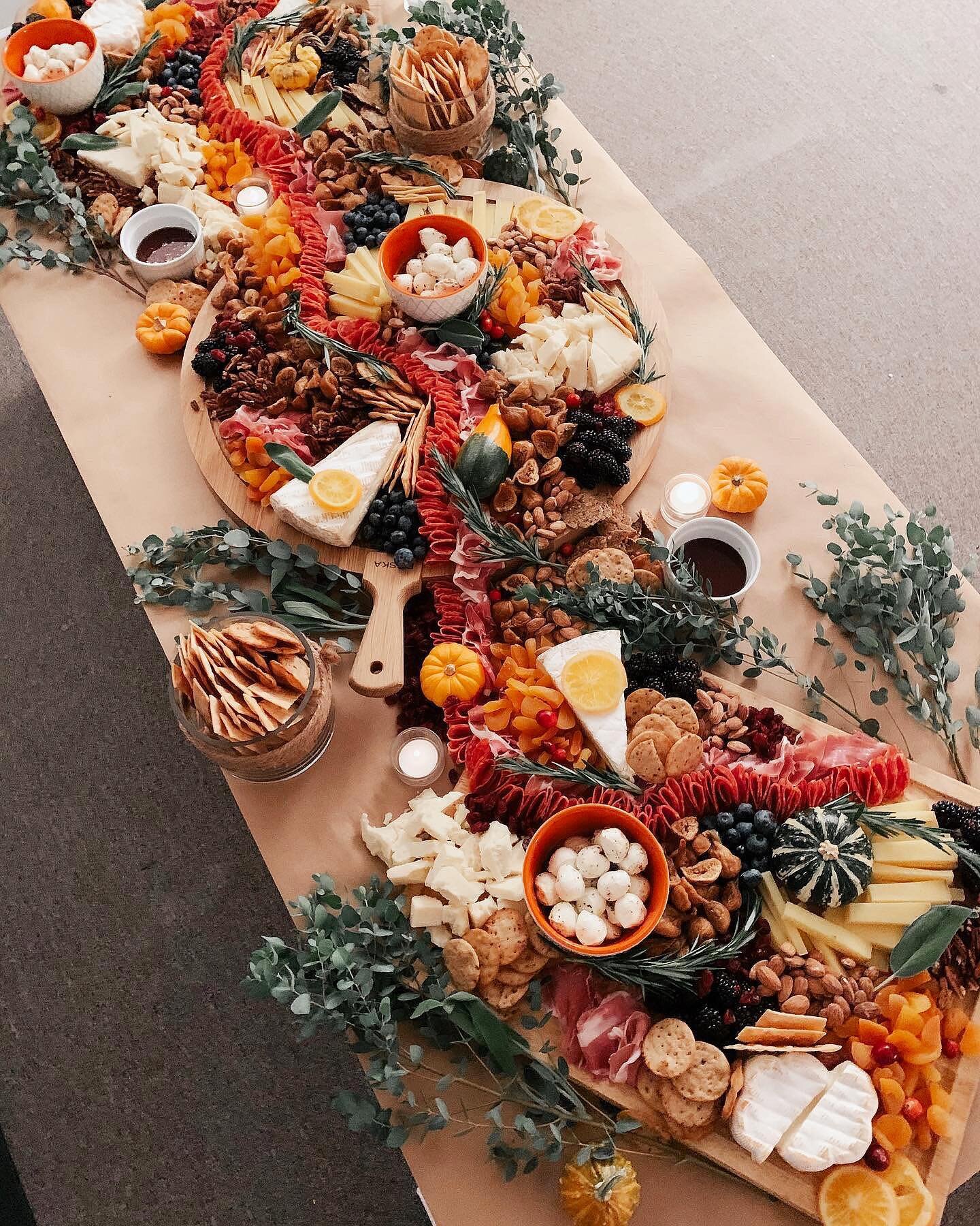 SWIPE TO BUILD ➡️ That &ldquo;Autumnal Graze&rdquo; Plate (more like table) as seen on @ThatCheesePlate today. Time to bring out the #Fallcuterie! Went next level with this Salami Nile River. ⁣⁣
⁣
With a grazing table, I like to set my foundation fir