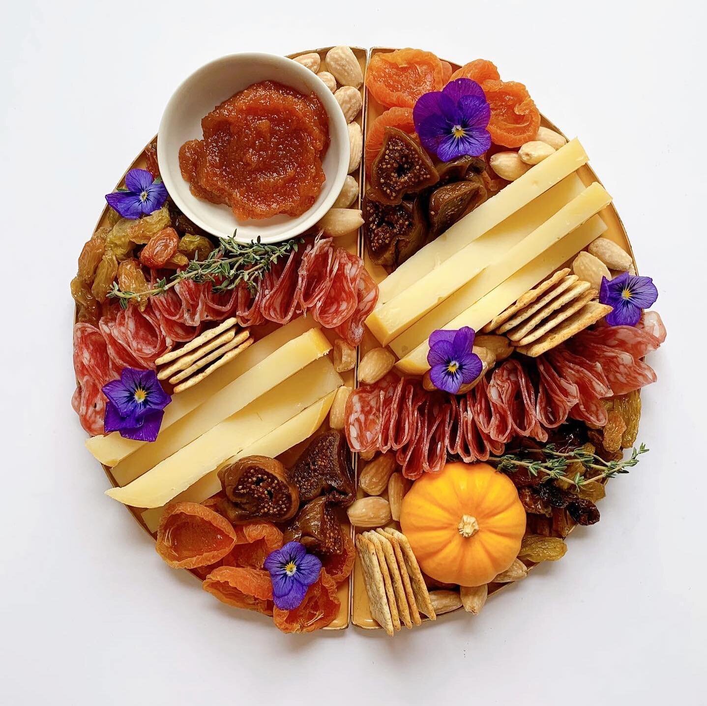 SWIPE TO BUILD ➡️ That &ldquo;October Moon&rdquo; Plate as seen on @thatcheeseplate 🍁🌕 Had fun using these half moon dishes to make some socially distanced #Fallcuterie! 

KEY:
1 - CHEESE: Tomme
2 - MEAT: Varzi Salami (with sea salt and nutmeg)
3 -