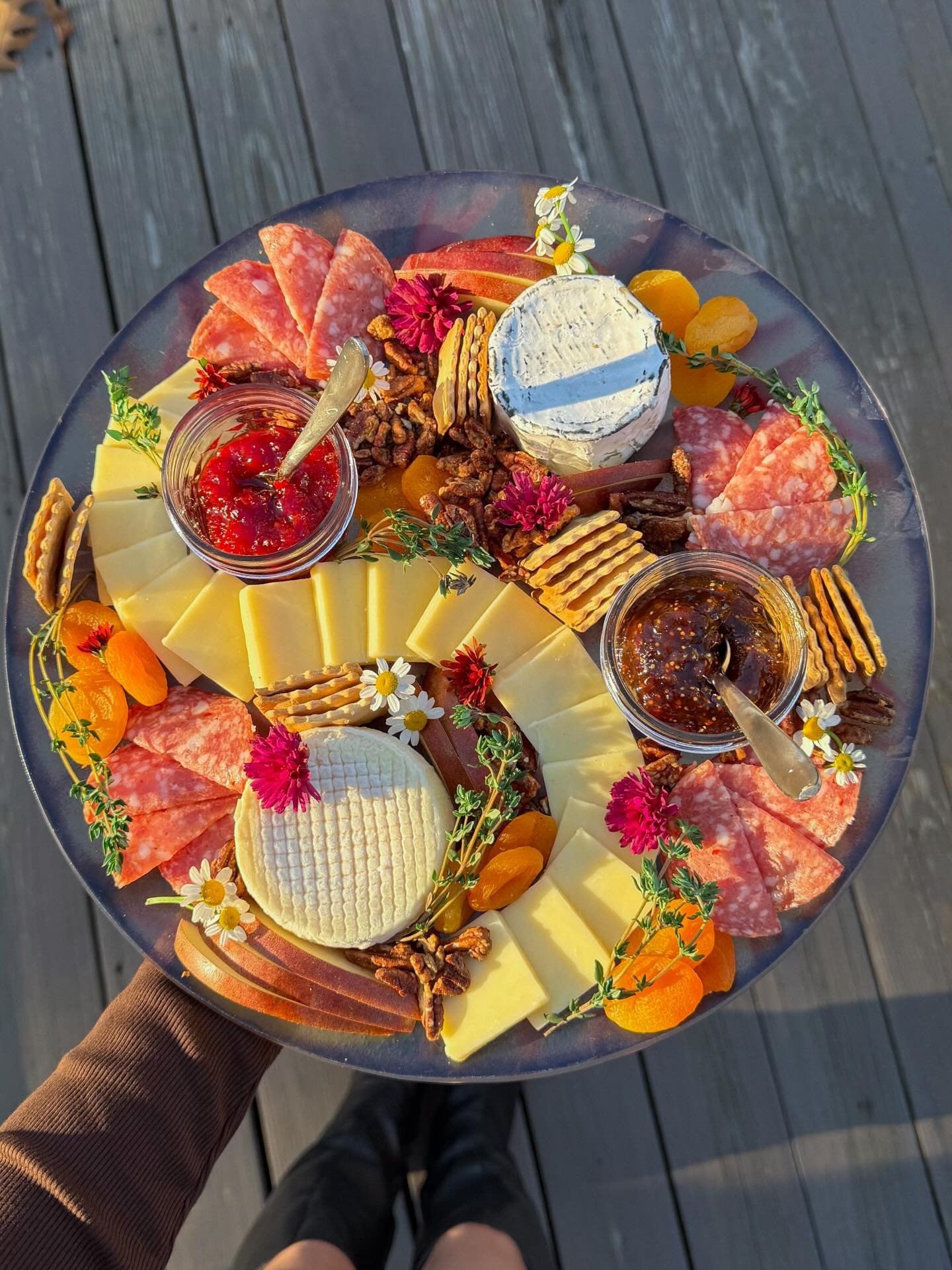 You bring the turkey, I&rsquo;ll bring the apps 🧀 Happy Thanksgiving to you and yours 🫶

ON THE PLATE:
CHEESE: cremont, aged cheddar, petite brie 
MEAT: salami calabrese
PRODUCE: pears, dried apricots 
CRUNCH: crackers, candied pecans
DIPS: fig jam