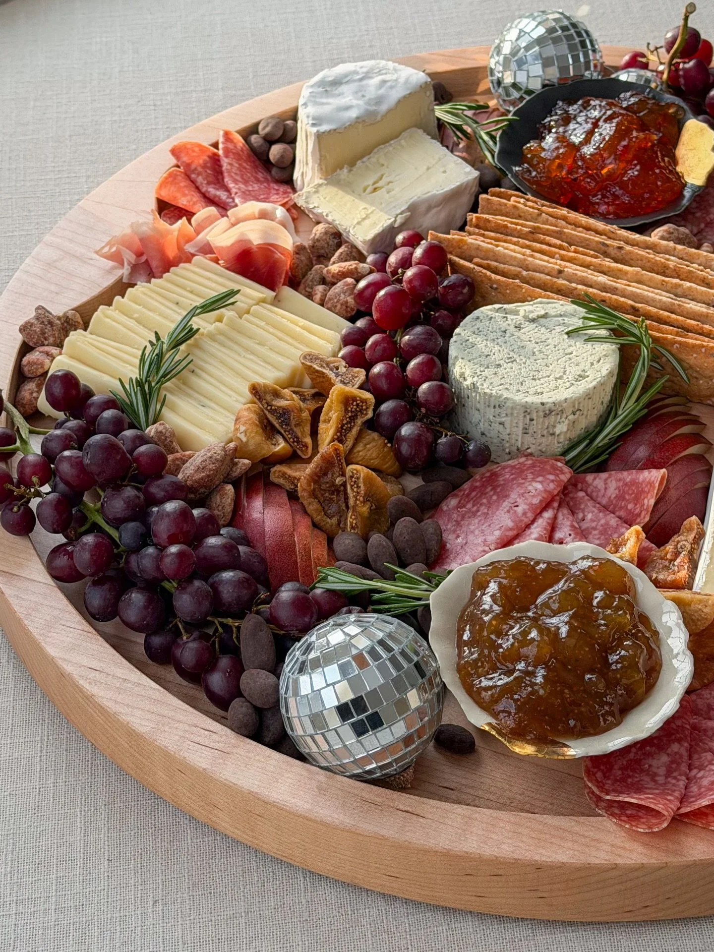 A NYE SNACKY PARTY: Lots of cheese, lots of disco balls, lots of caviar and over the top outfits 🪩🍾✨ Happy New Year to you and yours! Can&rsquo;t wait for all the exciting things planned in 2026 👀📚

ON THE PLATE 
CHEESE: Truffle Cheddar, Brie, St