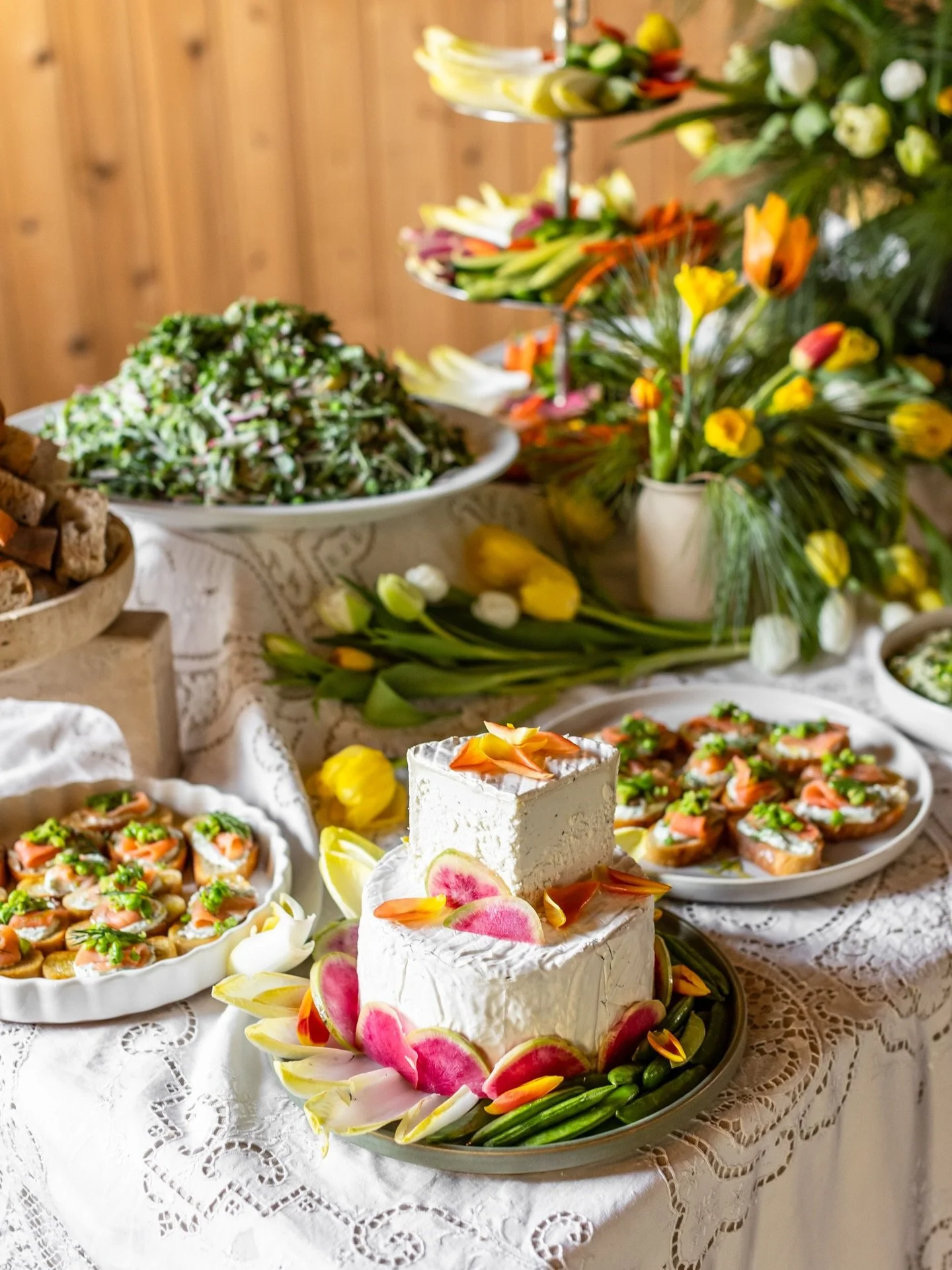 Early spring magic 🌱 Just shared the recipe for my Garlic Lover&rsquo;s Dip on the newsletter, comment &ldquo;DIP&rdquo; and I&rsquo;ll send it your way! 

Still can&rsquo;t get over this grazing table by 
@monicaloveshercat from our party at @calli