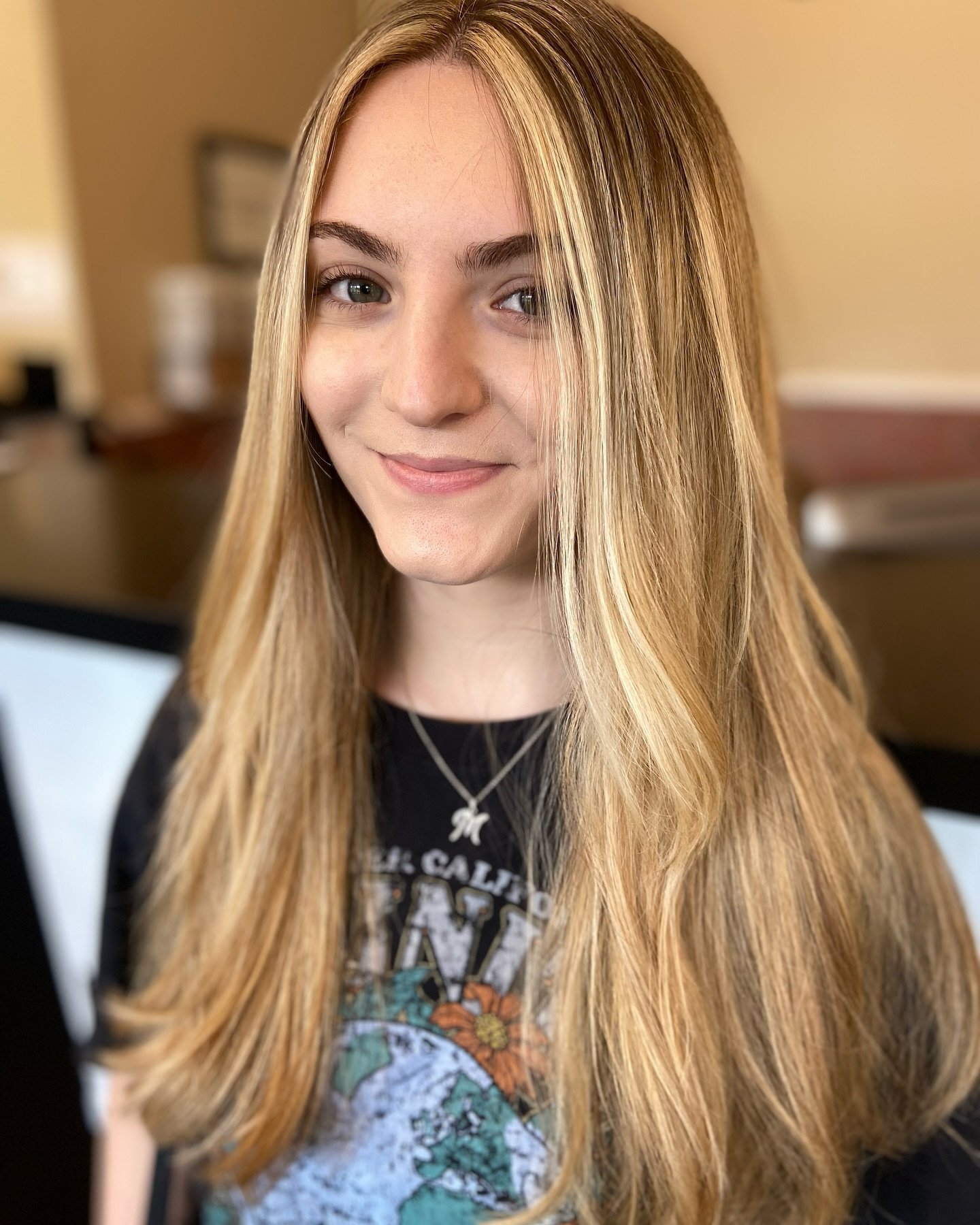 ✨✨✨Brightened up this beauty with a full head of highlights and of course that bold money piece! Because who doesn’t love a little extra pop around the face? Blonde and glowing—just how we like it! ✨✨✨ created by Sharon
#FullHeadHighligh
