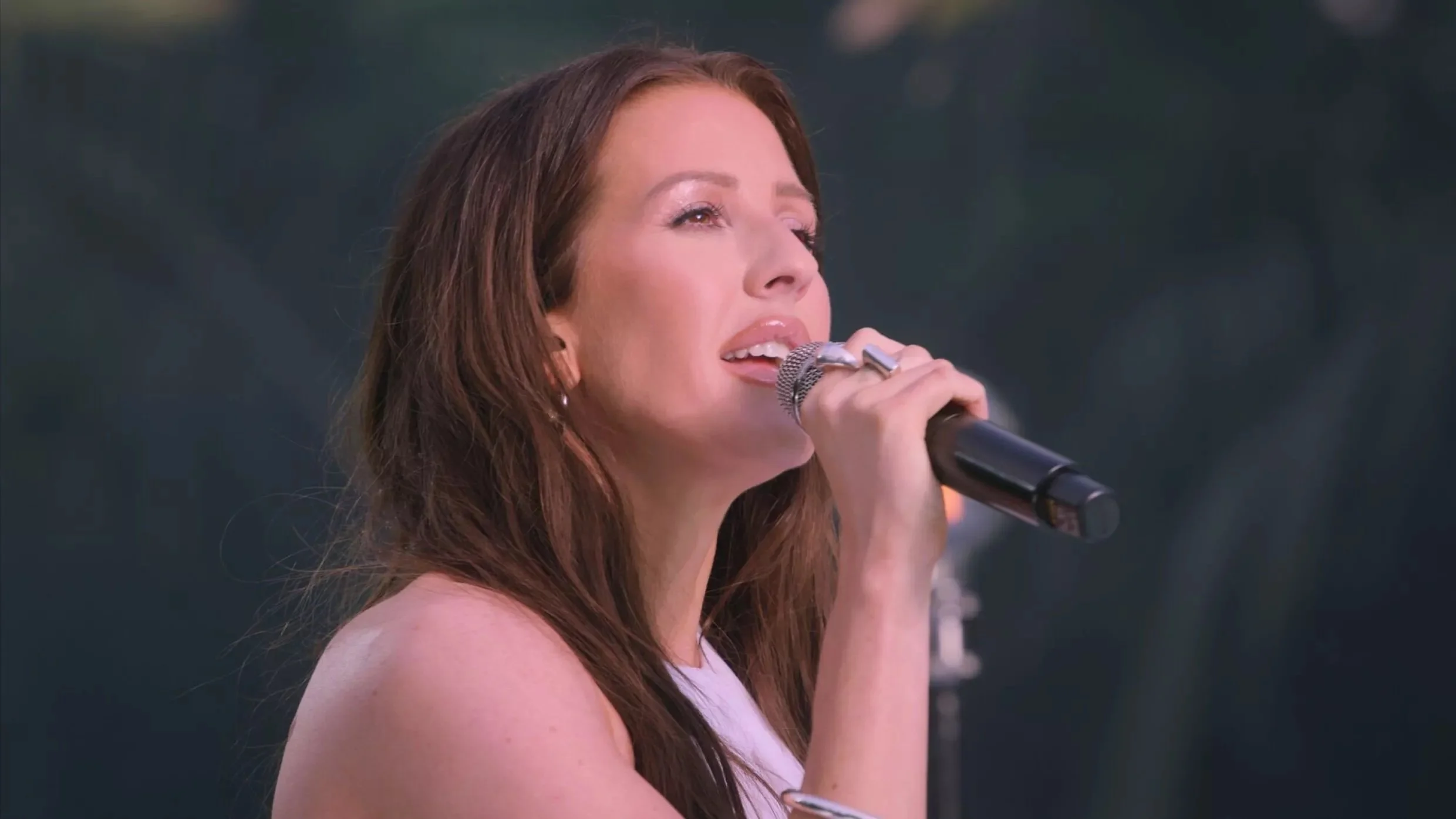 Behind the scenes of Ellie Goulding’s uniquely sustainable concert documentary, streaming exclusively on Amazon Freevee