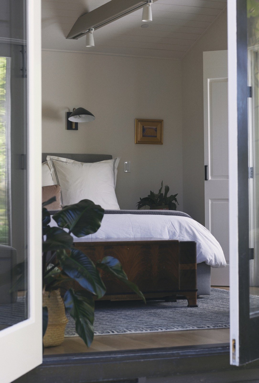 21 Primary Bed left side_Y05A2170_CC.jpg