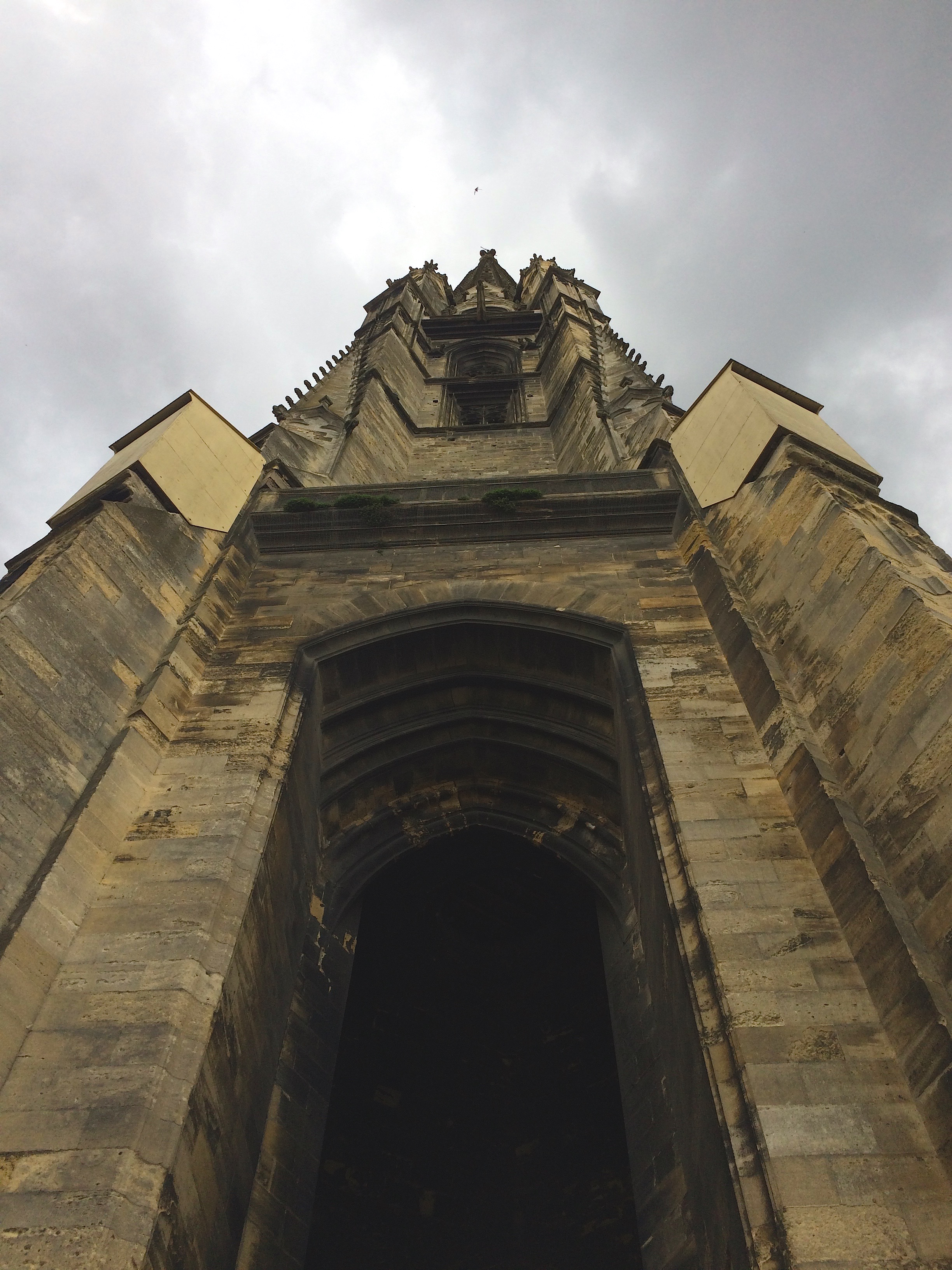 Tour Bey-Perland from the ground.