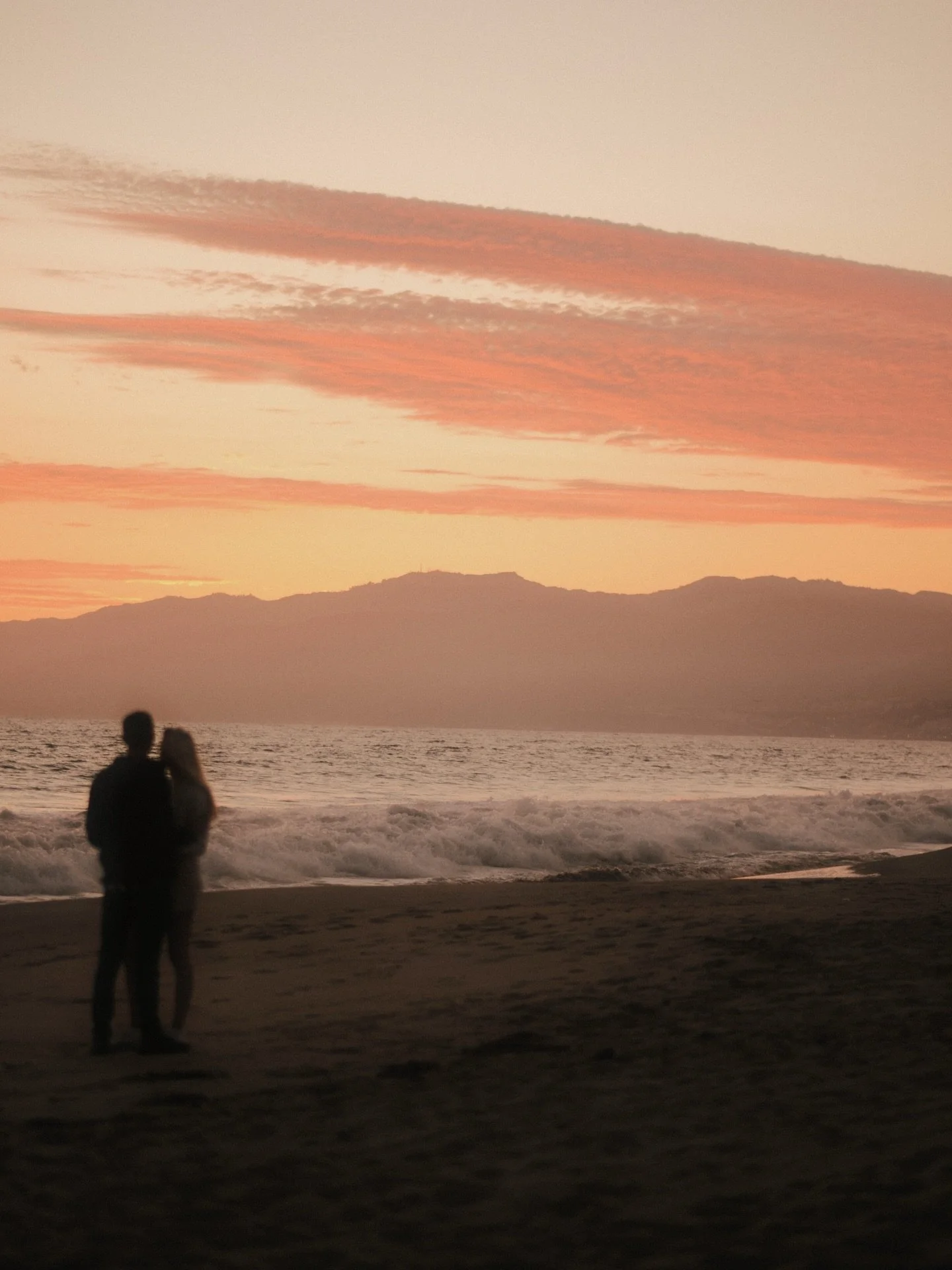 I&rsquo;m obsessed with capturing the real moments between couples. Unposed, unaware I&rsquo;m even there. Those are completely effortless. There&rsquo;s a raw beauty in that🫶🏻