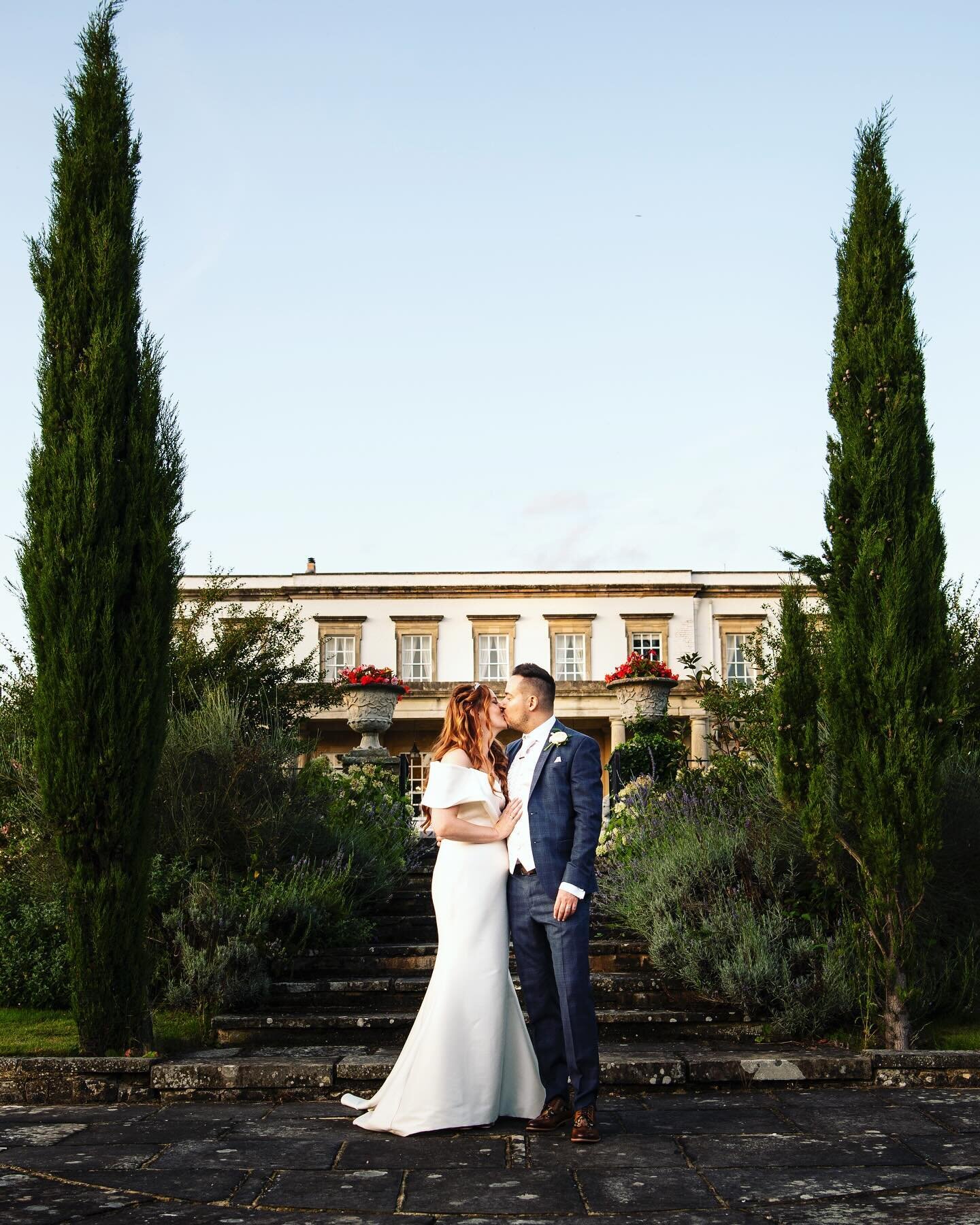 Summer loveliness &amp; kisses in the dark&hellip; Collette &amp; Luke 🧡@buxtedparkhotel