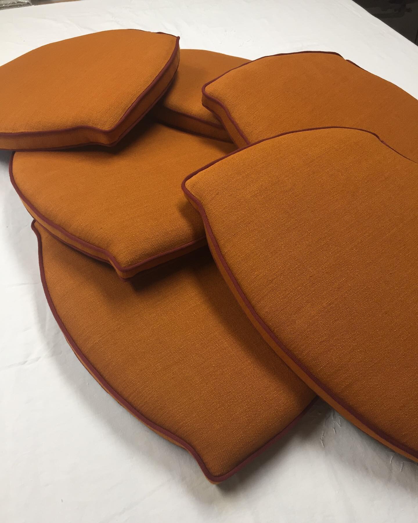 ✨Galettes de chaises😁✨

Nouvelle vie pour ces 6 galettes 🤩Enti&egrave;rement refaites, elles viendront se poser &agrave; merveille sur une s&eacute;rie de chaises cann&eacute;es.
Le joli lin de chez Pierre Frey apporte une touche de vitalit&eacute;
