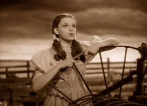 still-of-judy-garland-in-the-wizard-of-oz-(1939)-large-picture.jpg