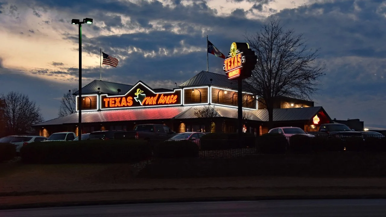 Texas Roadhouse at Night2720.jpg