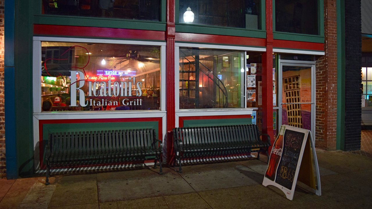 Ricatoni's Italian Grill at Night5720.jpg