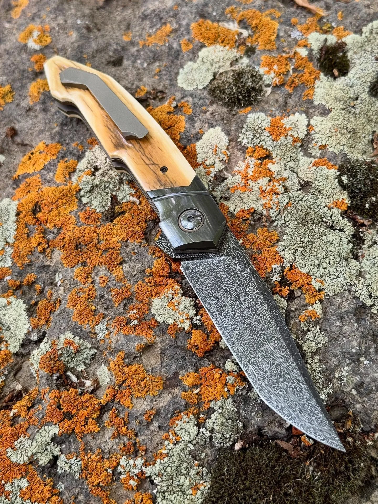 Jim met Romain @rl.coutelier last March at BledChaud in France and was immediately impressed with his work. Romain is not only a fine knife maker, but a super nice guy who was at the show with his wife and child. This piece came from Romain&rsquo;s r