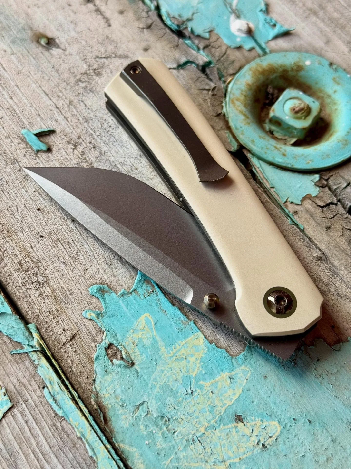 Time for a proper post on this flawless piece by @esnyx knives. Evan and Jim spent a lot of time messaging about the build, and Evan was a delight to work with. We both could not be happier with the resulting combo of Evan&rsquo;s design and quality 