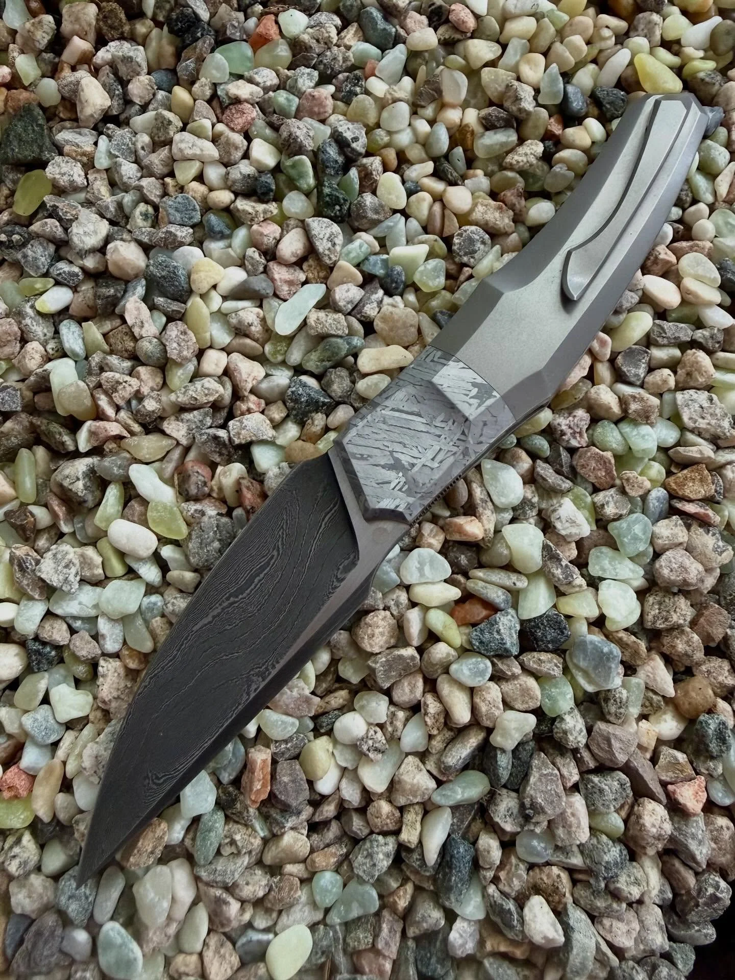 Kicking off 2026 with our first piece from Gabriel Berthelemy @la.forge.agab and man is it sweet!!! Phenomenal fit and finish. Perfect detent and action. Original and identifiable design. Hidden hardware. In house Damascus. And our first piece with m