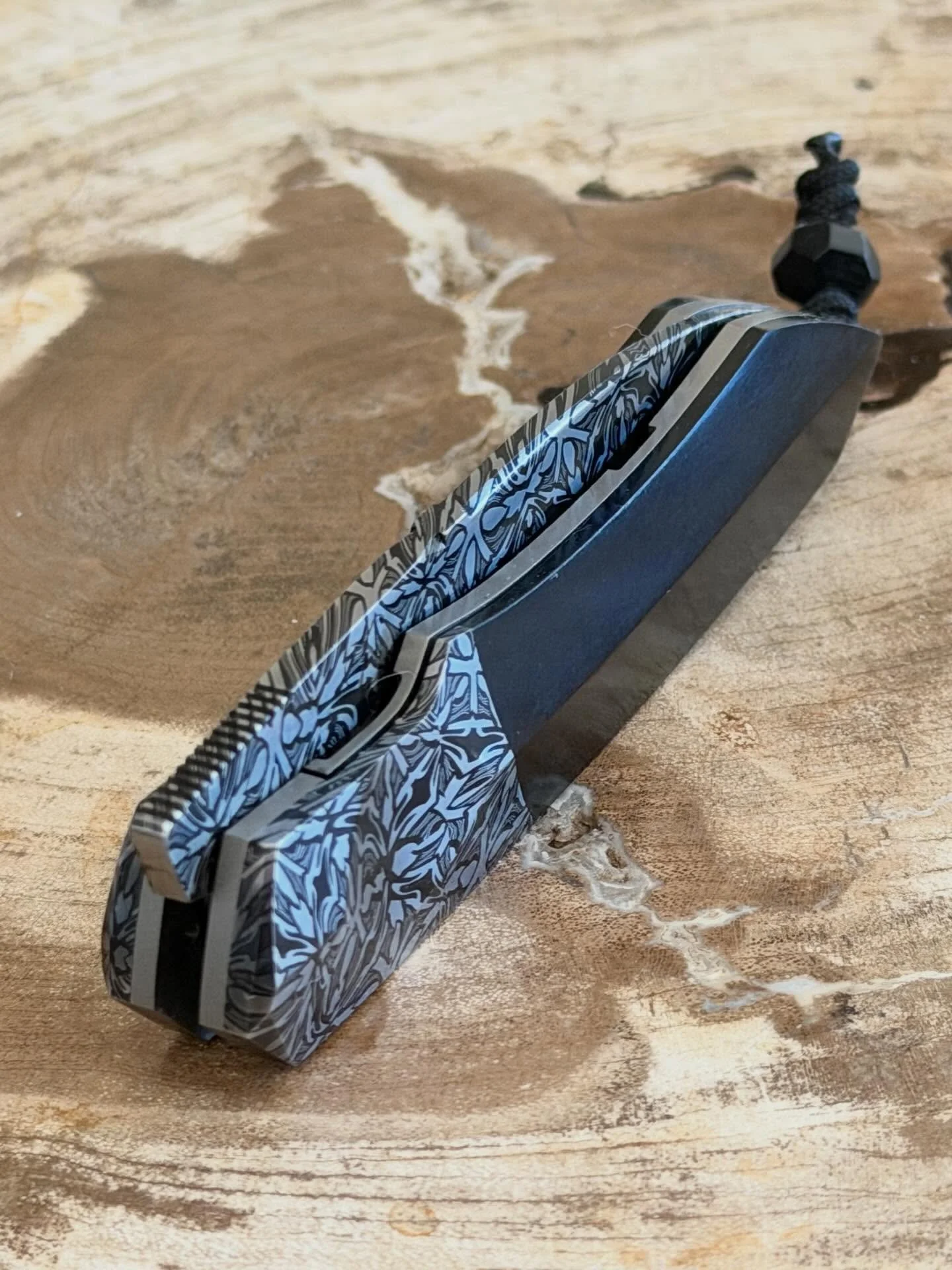 This is our 4th piece from @coutelierflorian and his current quality is next level!! This piece is full of interesting details, most notable the killer mosaic Damascus blade and bolster. Fit and finish is top tier. Black glass scales and spacer from 