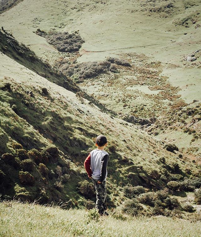 Being outside in Nature is the best place to be! Does your family get to spend time outside? Where is your favourite place to go and soak up nature? Love this photo by ⁣
 @wearethetreasureseekers