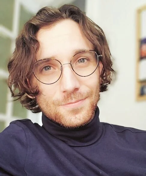 The last ride of the 🐢⁣
⁣
Got my hair cut yesterday by the incredible @courtney.ann.johnson to continue my lifelong journey to eventually have hair like Aragorn... Hairagorn?⁣
⁣
#turtlenecks #spring #sweater #operasingersofinstagram #tenor #actor #l