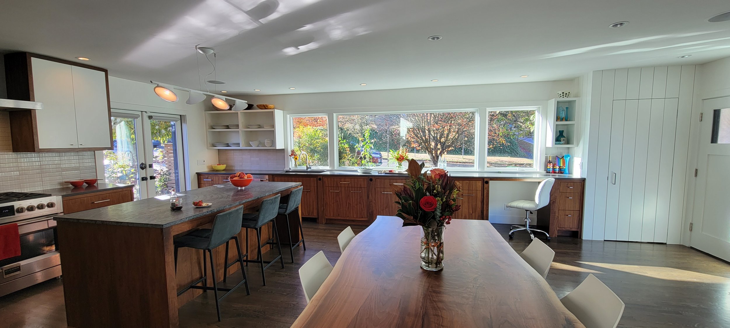 1 Kitchen whole table counter Yes.jpg