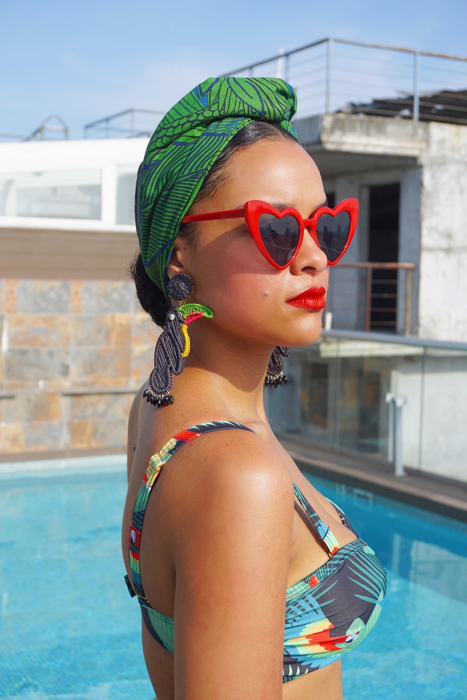 I lover her use of hashtags, This is her #TurbansAndToucans look.