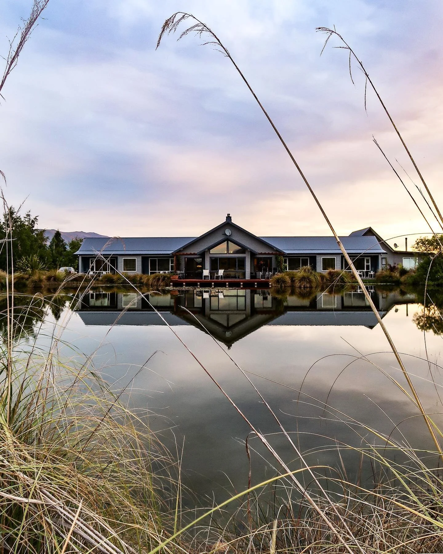 Matuka Lodge - one of our favourite stays in the South Island. 
⠀⠀⠀⠀⠀⠀⠀⠀⠀
Nestled in the quiet town of Twizel, with gorgeous views overlooking their lake and the Southern Alps in the distance, this place is the perfect blend of luxury, tranquility an