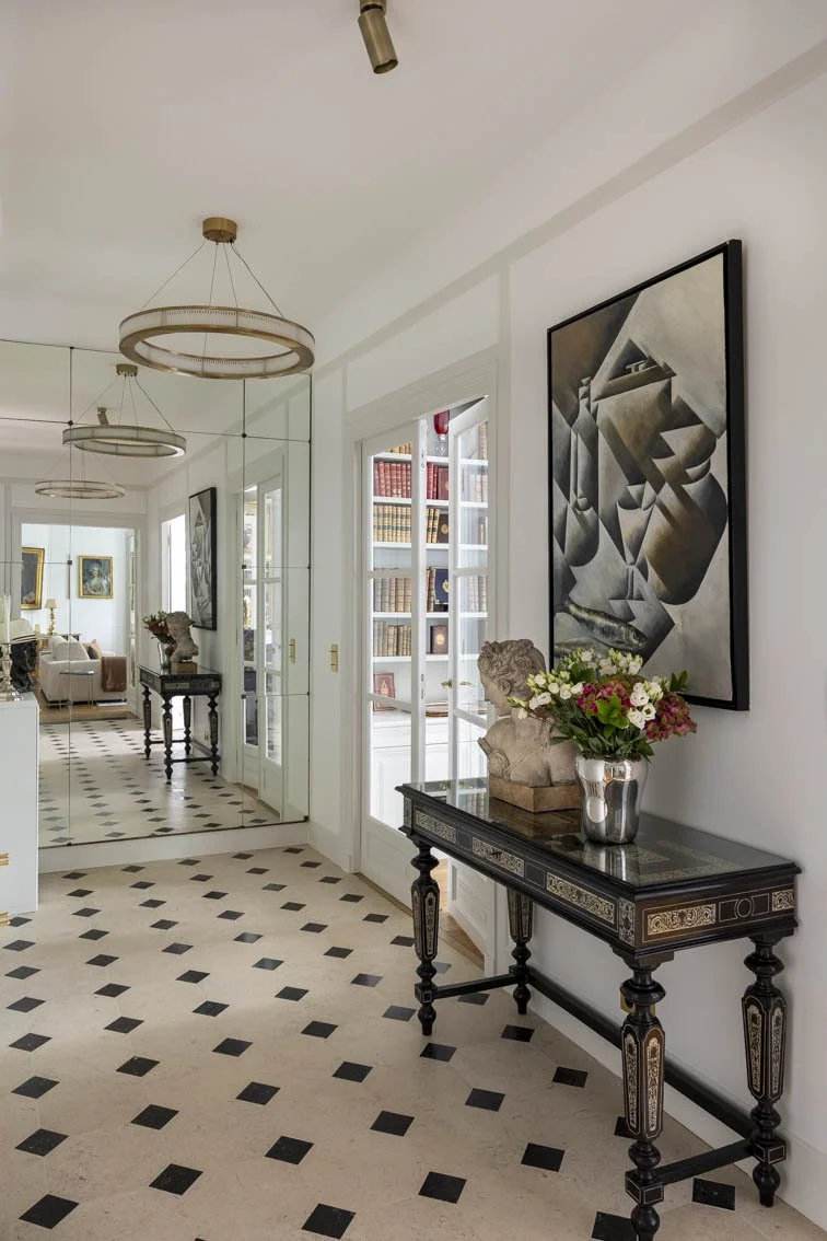 RIGEUR CLASSIQUE ET LIBERTE CONTEMPORAINE Rénovation intérieure Paris, Paris 7ème, 160 m2. Cet élégant appartement familial, réparti sur deux niveaux et ouvert sur un petit jardin, appelait une rénovation en profondeur. L’enjeu : repenser les