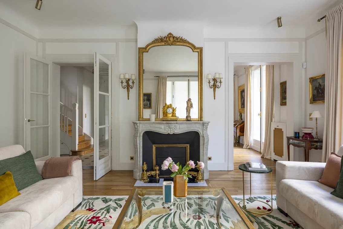 LE SALON: DIALOGUE ENTRE PASSE ET PRESENT. Elément central de la pièce, la cheminée et son trumeau ont été remplacés pour une version plus élégante et plus adaptée au style recherché pour ce salon. L’objectif était, en effet, de faire cohabiter u