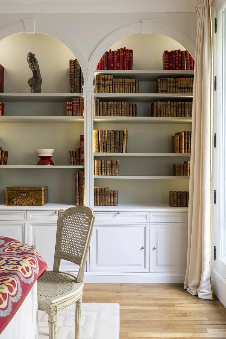 LA SALLE A MANGER BIBLIOTHEQUE Aménager une salle à manger au sein d’une bibliothèque crée une ambiance à la fois chaleureuse et sophistiquée. Les étagères remplies de livres et la configuration accueillante apportent charme et convivialité à cet