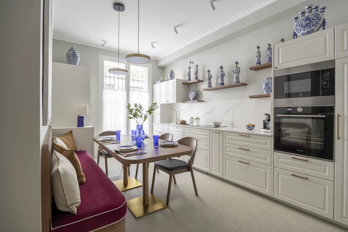 LA CUISINE JAPONISANTE Les clients souhaitaient une cuisine à la fois fonctionnelle, conviviale, spacieuse et permettant de présenter leur collection de porcelaine asiatique du XVIIIème siècle. Ces objets magnifiques aux couleurs fortes nous ont