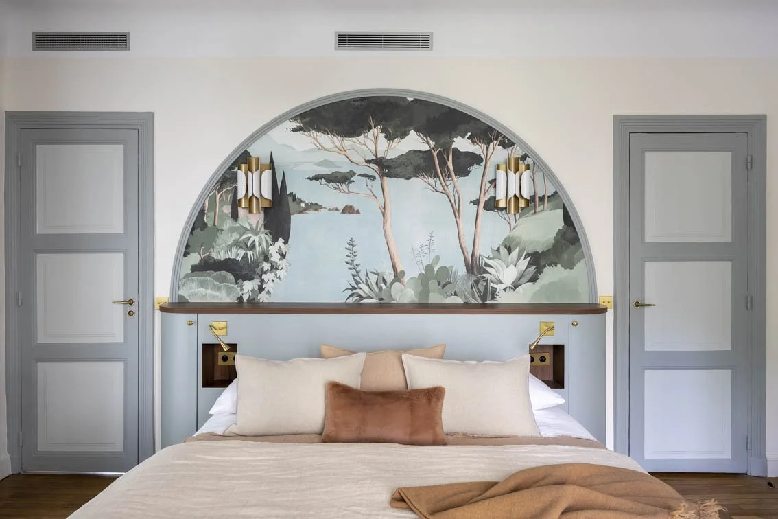 LA SUITE PARENTALE : UN BALCON SUR LE LAC Avec ses deux immense fenêtres, cette chambre nous faisait penser à une cabine de bateau. La vue sur le jardin est charmante et l’envie de créer un espace bucolique s’est vite imposé. Cette superbe tête d